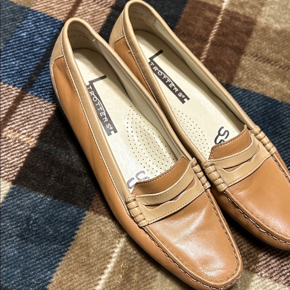 Trotters Women's Leather Loafers in Tan - Picture 9 of 9